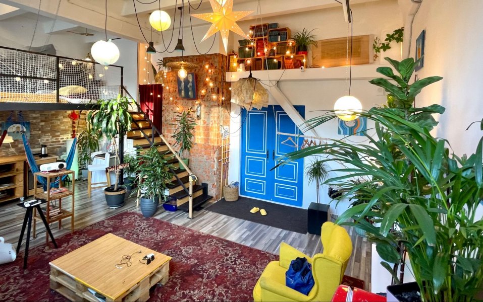Yuka Loft - яркий двухэтажный лофт с биофильным дизайном около м. Аэропорт — фото 1
