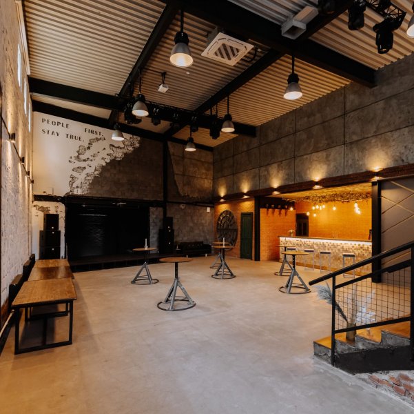People loft - большой лофт в 2 этажа с отдельным входом и барной стойкой на Авиамоторной — фото 1