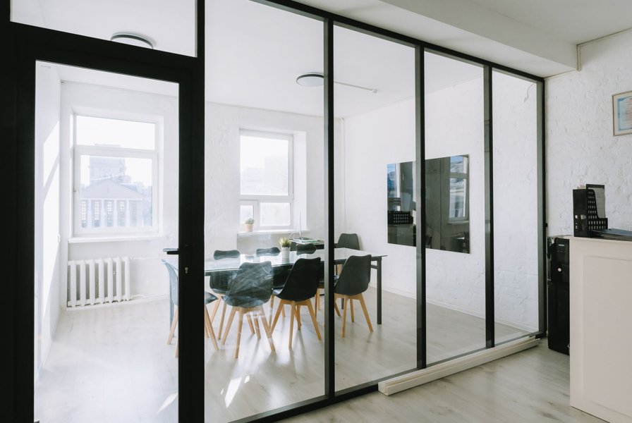 Светлая переговорная Room 10 в центре Москвы, рядом с метро Чеховская — фото 7