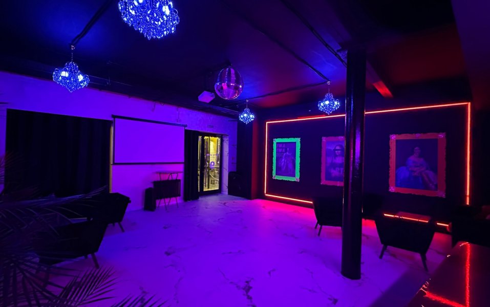 Swan Loft - лофт в темном стиле с дизайнерской разноцветной подсветкой на Бауманской — фото 1