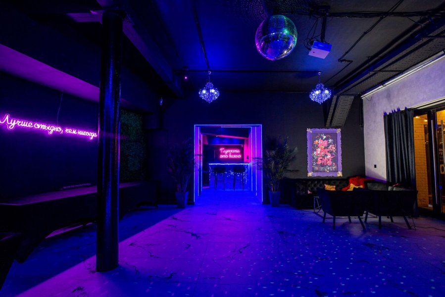 Swan Loft - лофт в темном стиле с дизайнерской разноцветной подсветкой на Бауманской — фото 3