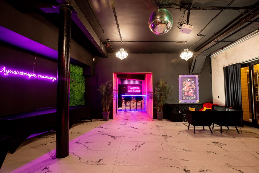 Swan Loft - лофт в темном стиле с дизайнерской разноцветной подсветкой на Бауманской — фото 4