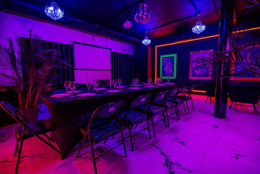 Swan Loft - лофт в темном стиле с дизайнерской разноцветной подсветкой на Бауманской — фото 6