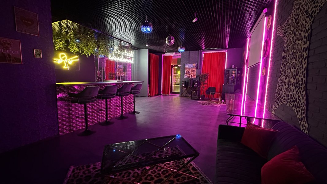 Vida Loft - современная и яркая неоновая площадка в контрастных тонах на Бауманской — фото 6