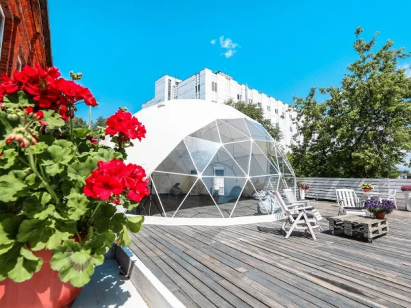 Стильная приватная крыша-веранда ROOF со сферическим полупрозрачным шатром — фото 1