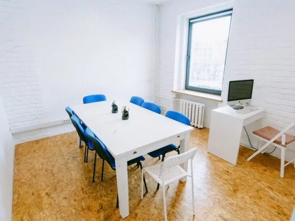 Светлая переговорная Room 1 в центре Москвы, рядом с метро Чеховская — фото 1