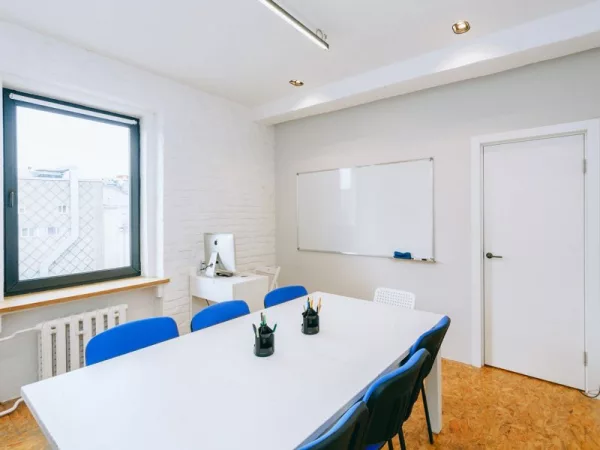 Светлая переговорная Room 1 в центре Москвы, рядом с метро Чеховская — фото 2