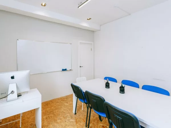 Светлая переговорная Room 1 в центре Москвы, рядом с метро Чеховская — фото 3