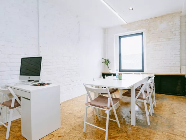 Светлая переговорная Room 3 в центре Москвы, рядом с метро Чеховская — фото 1