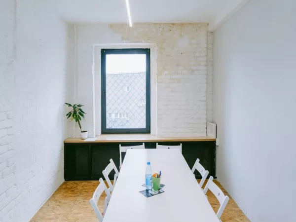 Светлая переговорная Room 3 в центре Москвы, рядом с метро Чеховская — фото 2
