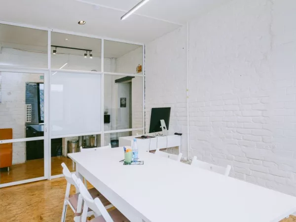 Светлая переговорная Room 3 в центре Москвы, рядом с метро Чеховская — фото 3