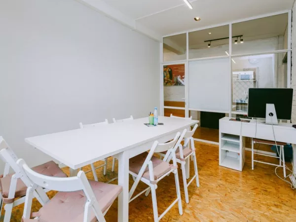 Светлая переговорная Room 3 в центре Москвы, рядом с метро Чеховская — фото 4