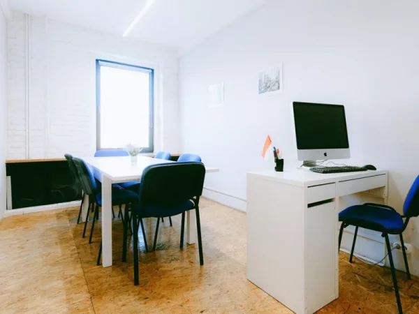Светлая переговорная Room 4 в центре Москвы, рядом с метро Чеховская — фото 1