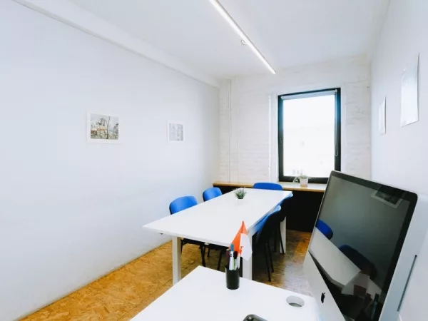 Светлая переговорная Room 4 в центре Москвы, рядом с метро Чеховская — фото 3