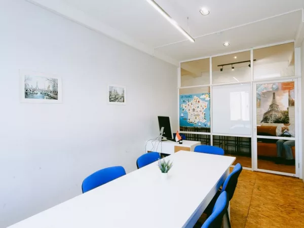 Светлая переговорная Room 4 в центре Москвы, рядом с метро Чеховская — фото 4