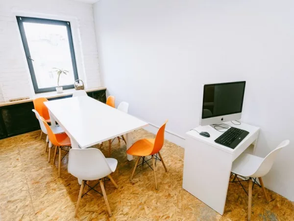 Светлая переговорная Room 5 в центре Москвы, рядом с метро Чеховская — фото 1