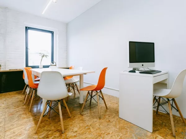 Светлая переговорная Room 5 в центре Москвы, рядом с метро Чеховская — фото 2