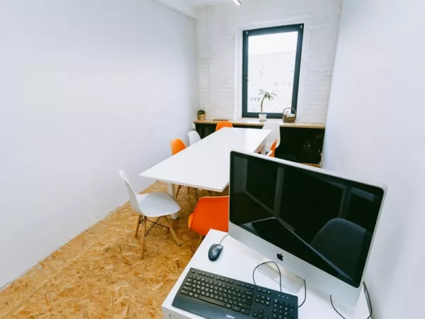 Светлая переговорная Room 5 в центре Москвы, рядом с метро Чеховская — фото 3
