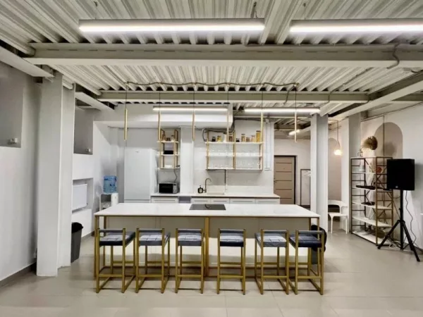 Get Loft - Золотой зал в светлых тонах с кухней-островком у м. Бауманская — фото 1
