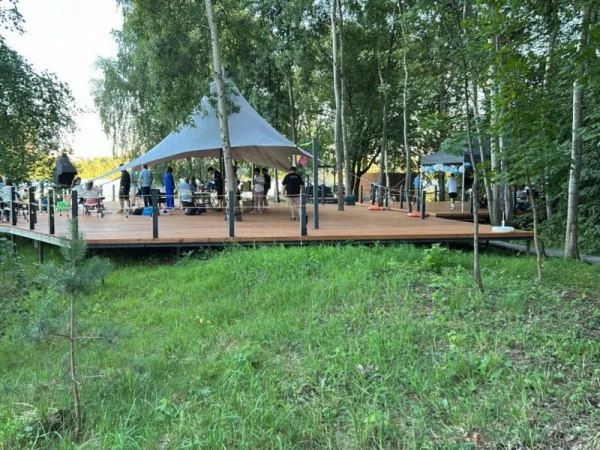 Большая летняя терраса у воды на серфстанцие Pro-veter в Строгино — фото 2