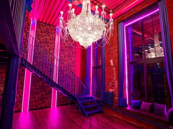 Candy Loft - двухэтажный лофт в ярких тонах с большими окнами на Бауманской — фото 1