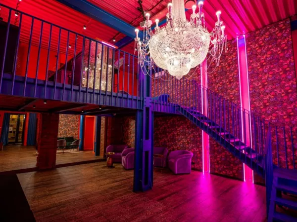 Candy Loft - двухэтажный лофт в ярких тонах с большими окнами на Бауманской — фото 3