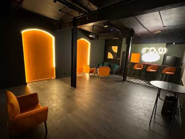 Karma Loft - классическое сочетание темных тонов и кирпича лофта на Бауманской — фото 1