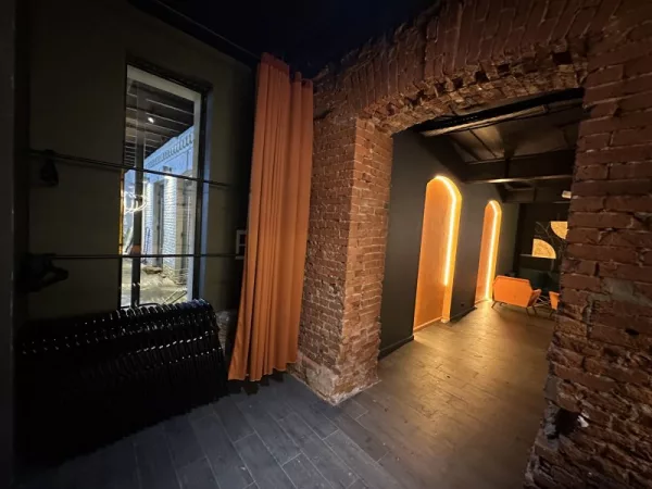Karma Loft - классическое сочетание темных тонов и кирпича лофта на Бауманской — фото 2