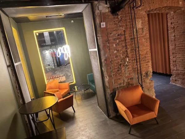 Karma Loft - классическое сочетание темных тонов и кирпича лофта на Бауманской — фото 3