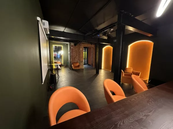 Karma Loft - классическое сочетание темных тонов и кирпича лофта на Бауманской — фото 4