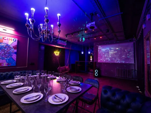 Queen Loft - классический лофт в темных и бордовых тонах с фотозоной и барной стойкой на Бауманской — фото 1