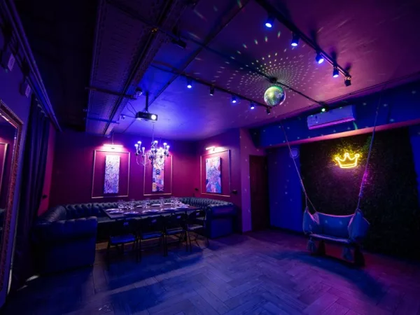 Queen Loft - классический лофт в темных и бордовых тонах с фотозоной и барной стойкой на Бауманской — фото 2