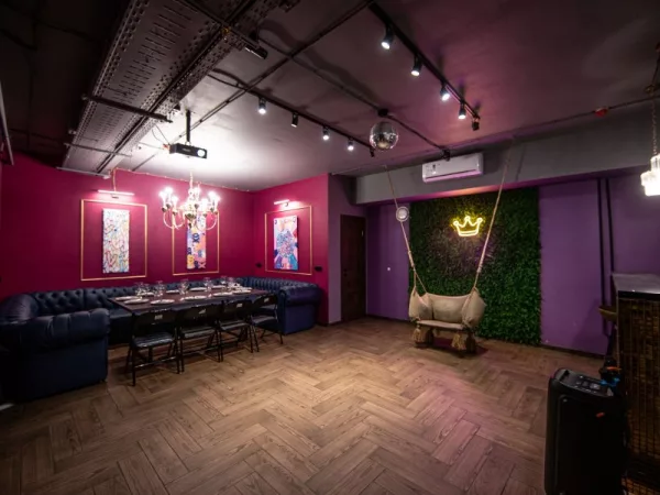 Queen Loft - классический лофт в темных и бордовых тонах с фотозоной и барной стойкой на Бауманской — фото 3