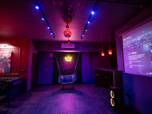 Queen Loft - классический лофт в темных и бордовых тонах с фотозоной и барной стойкой на Бауманской — фото 4