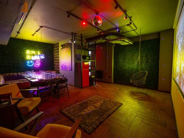 Radiola Loft - зал в современном минимальном стиле и зеленых оттенках природы на Бауманской — фото 2