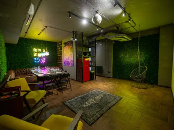Radiola Loft - зал в современном минимальном стиле и зеленых оттенках природы на Бауманской — фото 4