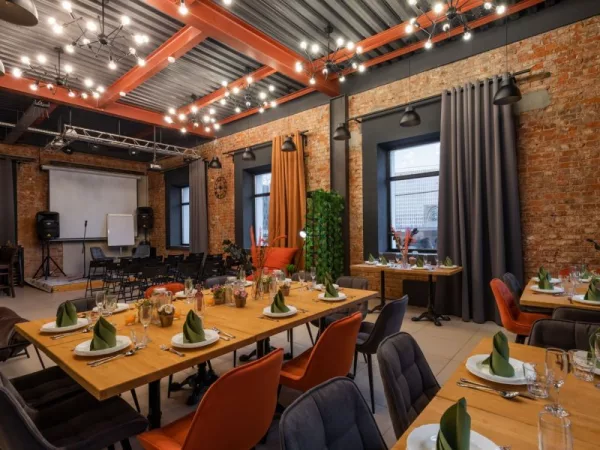 River.Loft - зал в светлых тонах с видом на набережную Москвы-реки на Тульской — фото 1