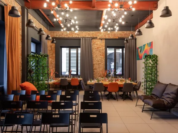 River.Loft - зал в светлых тонах с видом на набережную Москвы-реки на Тульской — фото 4