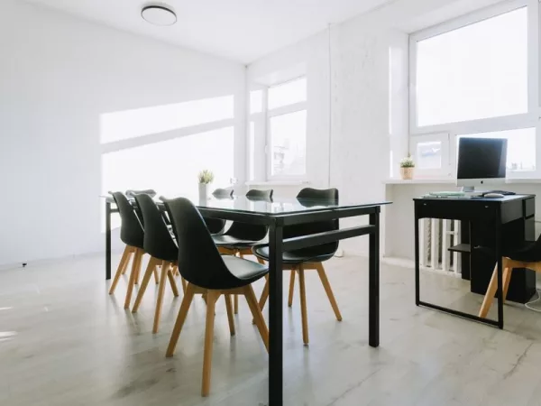 Светлая переговорная Room 10 в центре Москвы, рядом с метро Чеховская — фото 1