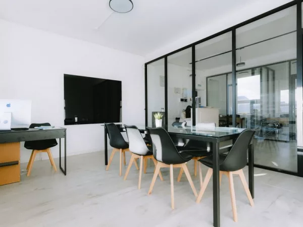 Светлая переговорная Room 10 в центре Москвы, рядом с метро Чеховская — фото 2
