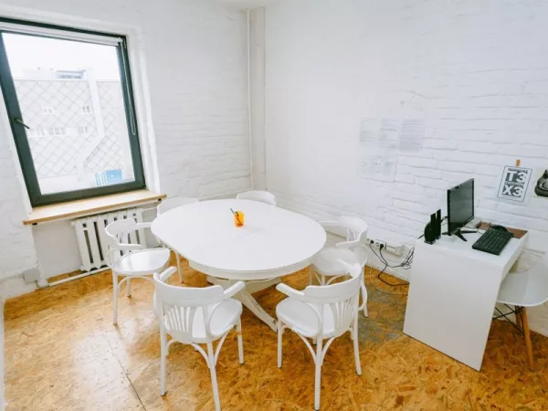 Светлая переговорная Room 2 в центре Москвы, рядом с метро Чеховская — фото 1