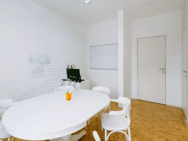 Светлая переговорная Room 2 в центре Москвы, рядом с метро Чеховская — фото 2