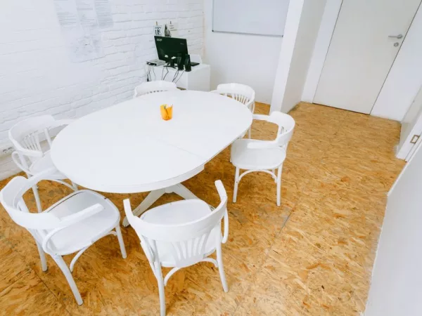 Светлая переговорная Room 2 в центре Москвы, рядом с метро Чеховская — фото 3