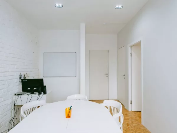 Светлая переговорная Room 2 в центре Москвы, рядом с метро Чеховская — фото 4