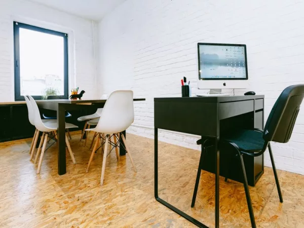 Светлая переговорная Room 6 в центре Москвы, рядом с метро Чеховская — фото 3