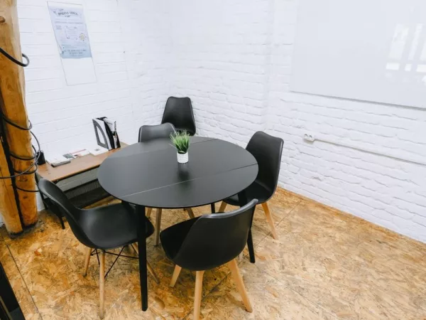 Светлая переговорная Room 9 в центре Москвы, рядом с метро Чеховская — фото 1