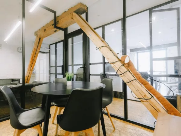 Светлая переговорная Room 9 в центре Москвы, рядом с метро Чеховская — фото 3