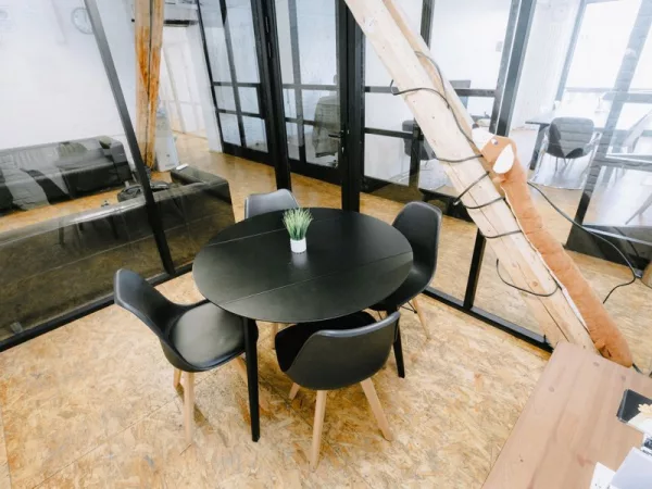 Светлая переговорная Room 9 в центре Москвы, рядом с метро Чеховская — фото 4