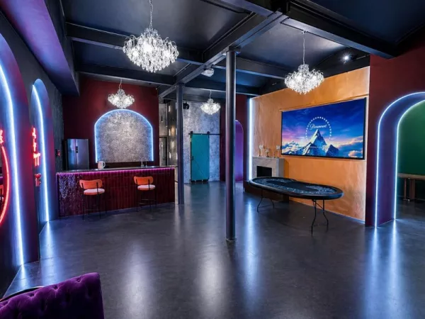 Simple loft с большой верандой, грилем и покерным столом — фото 1