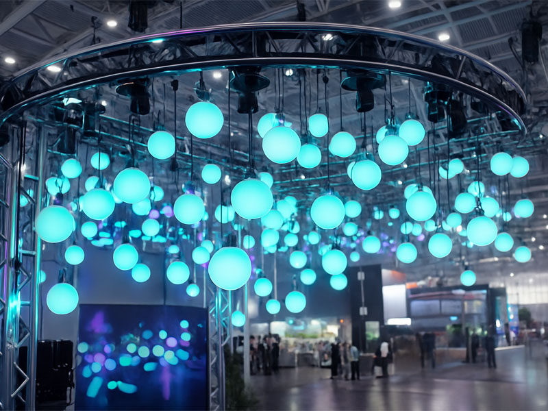 Подвижный потолок из светящихся шаров на лебедках